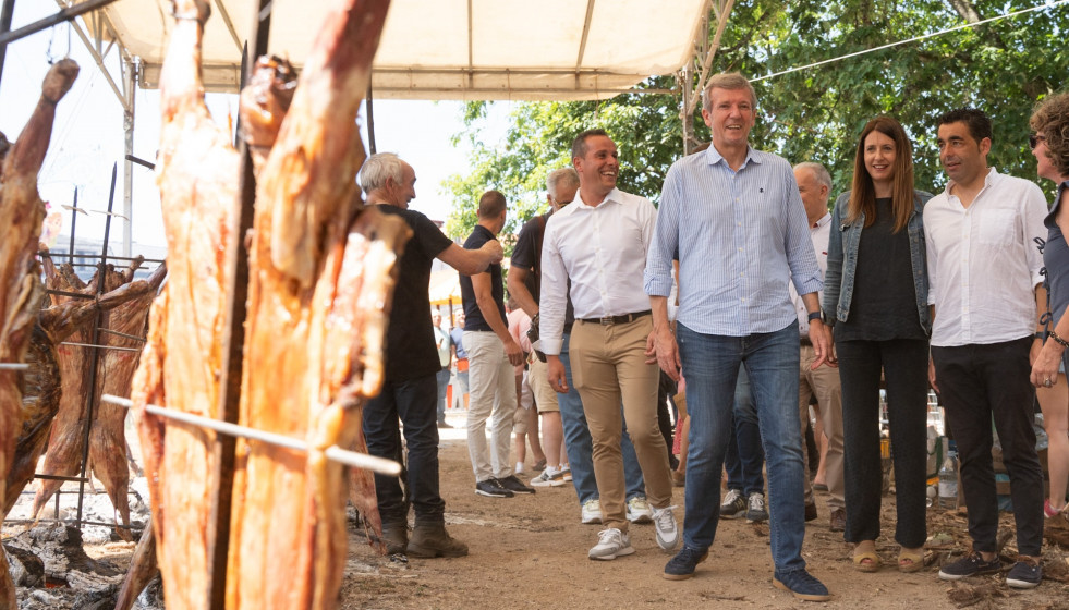 El presidente de la Xunta, Alfonso Rueda, y el de la Diputación, Luis López, en la LVI Festa do Carneiro ao Espeto de Moraña, a 27 de julio de 2025.