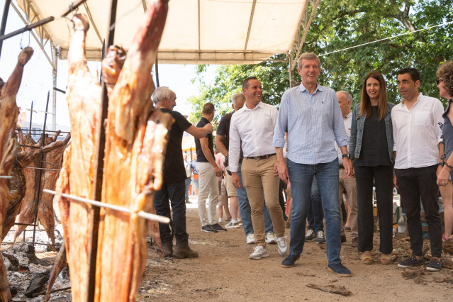 El presidente de la Xunta, Alfonso Rueda, y el de la Diputación, Luis López, en la LVI Festa do Carneiro ao Espeto de Moraña, a 27 de julio de 2025.