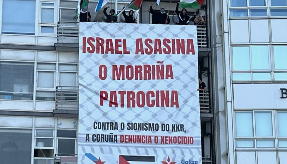 Pancarta de Galiza Nova colocada en un balcón frente al recinto del Morriña Fest durante la segunda jornada, a 27 de abril de 2025.
