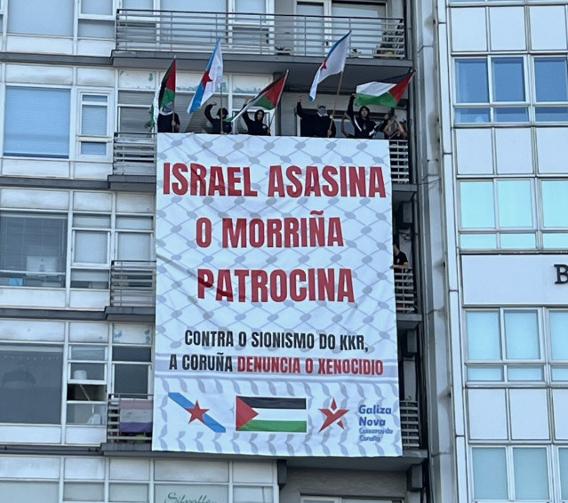Pancarta de Galiza Nova colocada en un balcón frente al recinto del Morriña Fest durante la segunda jornada, a 27 de abril de 2025.