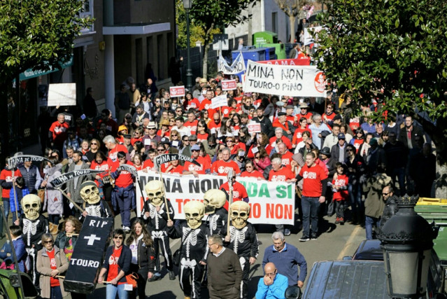 Archivo - Protesta contra la mina de cobre