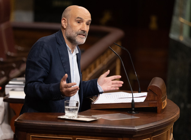 El diputado del BNG Néstor Rego durante una sesión plenaria extraordinaria, en el Congreso de los Diputados, a 22 de julio de 2025, en Madrid.