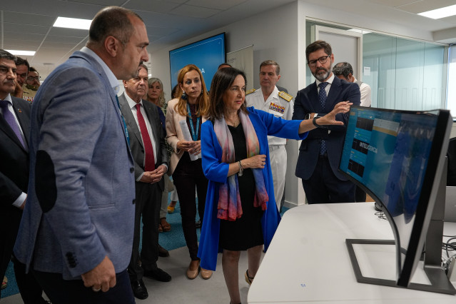 Margarita Robles en las oficinas de Indra en Vigo.