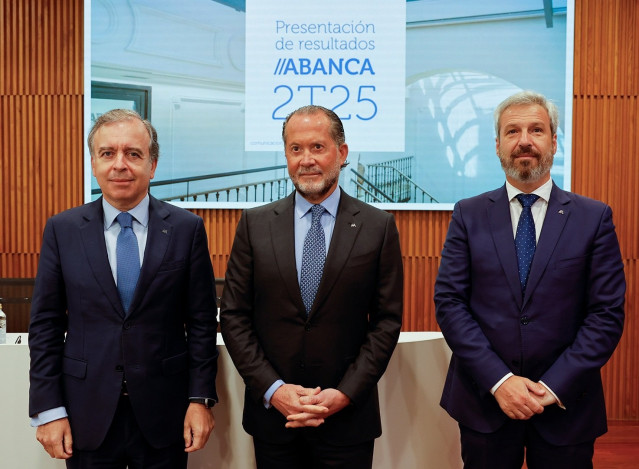 De izquierda a derecha, el consejero delegado de Abanca, Francisco Botas, el presidente, Juan Carlos Escotet Rodríguez, y el director general de Finanzas, Alberto de Francisco, en presentación de resultados del primer semestre de 2025