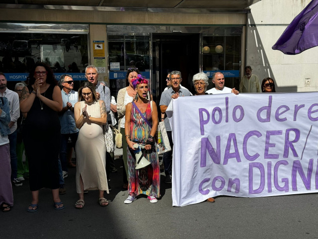 Manifestación de colectivos de madres y mujeres frente al CHUO en Ourense