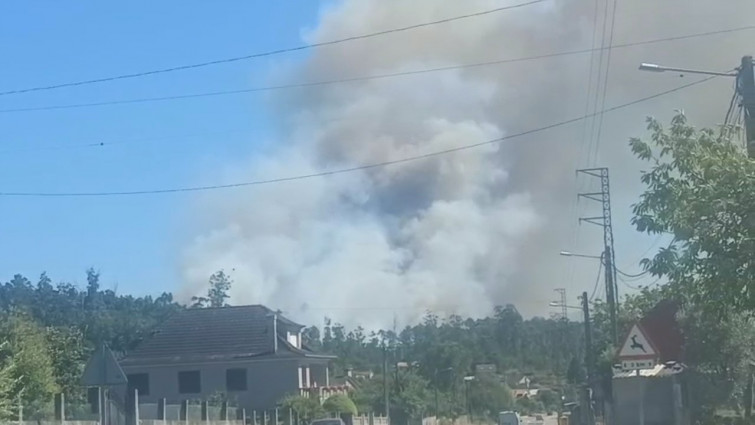 Las llamas cercan varias viviendas en Salvaterra do Miño por el incendio de Pesqueiras
