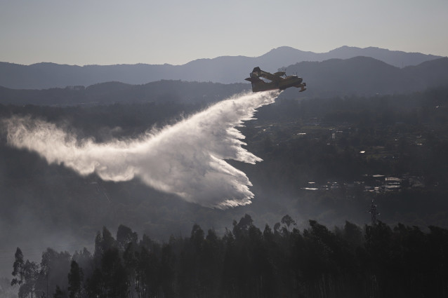 Equipos de los servicios de Emergencias trabajan para extinguir el fuego, a 28 de julio de 2025, en Salvaterra do Miño, Pontevedra, Galicia.