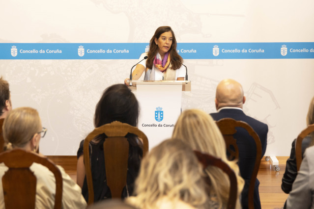 La alcaldesa de A Coruña, Inés Rey, durante la presentación del Plan de Barrios 2025–2027