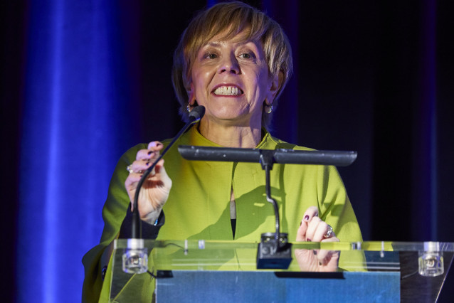 Archivo - La nvestigadora gallega Marisol Soengas recoge uno de los premios Zendal