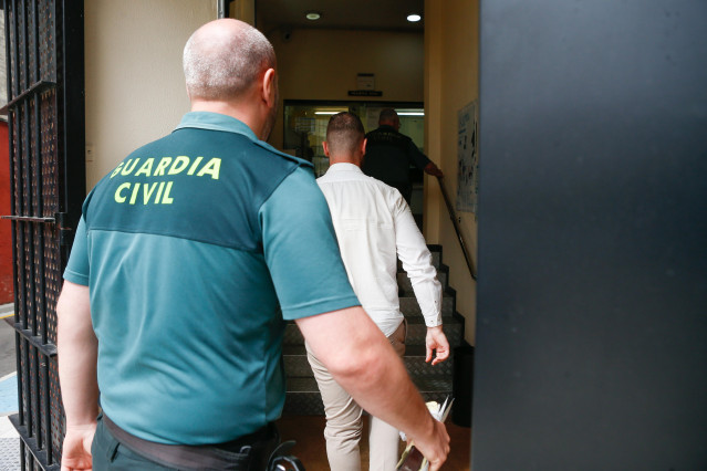 El concejal del PSOE de Cospeito (Lugo), Daniel Irimia, pasa a estar bajo la autoridad de un juez tras ser detenido por un presunto delito de violencia de género, a 28 de julio de 2025, en Lugo, Galicia.