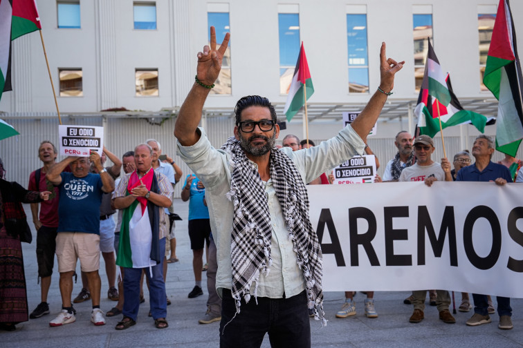 Cientos de personas arropan ante el juzgado al dueño del restaurante de Vigo que expulsó a turistas israelíes