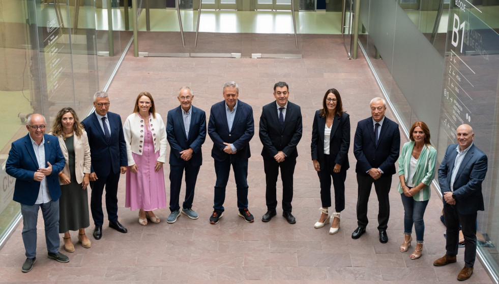 El conselleiro de Sanidade, Antonio Gómez Caamaño, y el de Educación, Ciencia, Universidades e FP, Román Rodríguez, y la directora de GAIN, Carmen Cotelo, en la firma de contratos-marco con las f