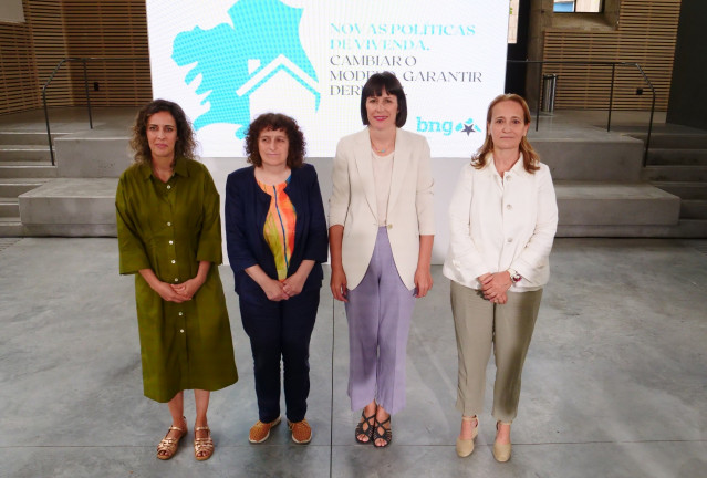 La portavoz nacional del BNG, Ana Pontón, la alcaldesa de Santiago, Goretti Sanmartín, la diputada del Bloque Alexandra Fernández y la conselleira de Vivenda en el bipartito, Teresa Táboas, participan en unas jornadas del BNG sobre políticas de vivienda.