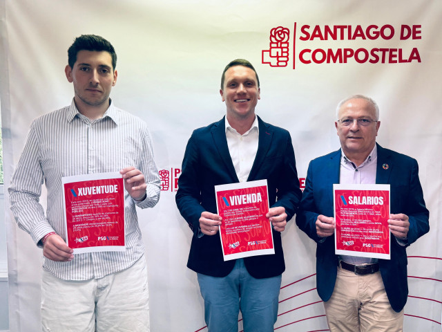 El secretario xeral de las Xuventudes Socialistas de Santiago, Iago Carril; el secretario xeral del PSOE de Santiago, Aitor Bouza, y el senador Manuel Mirás en rueda de prensa