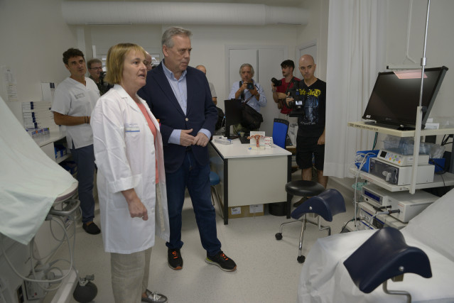 El conselleiro de Sanidade, Antonio Gómez Caamaño, visita el nuevo paritorio en Ourense