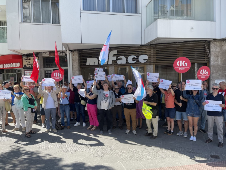 Protesta en Santiago de mutualistas contra el cierre de la oficina de Muface en la capital gallega