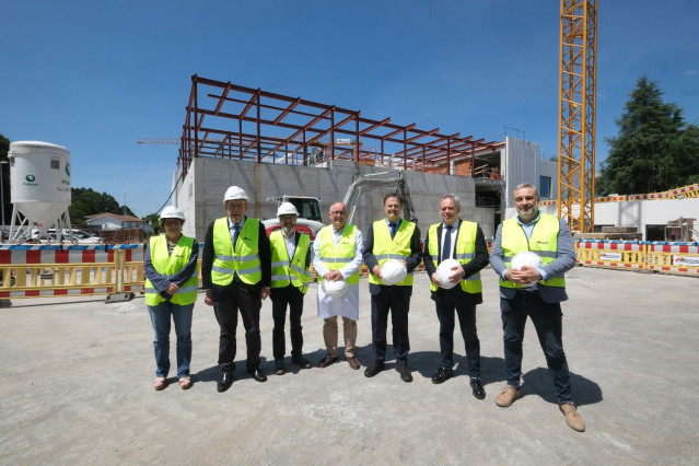 Archivo - Visita de responsables vascos y gallegos en Salud a las obras del Centro de Protonterapia de Galicia
