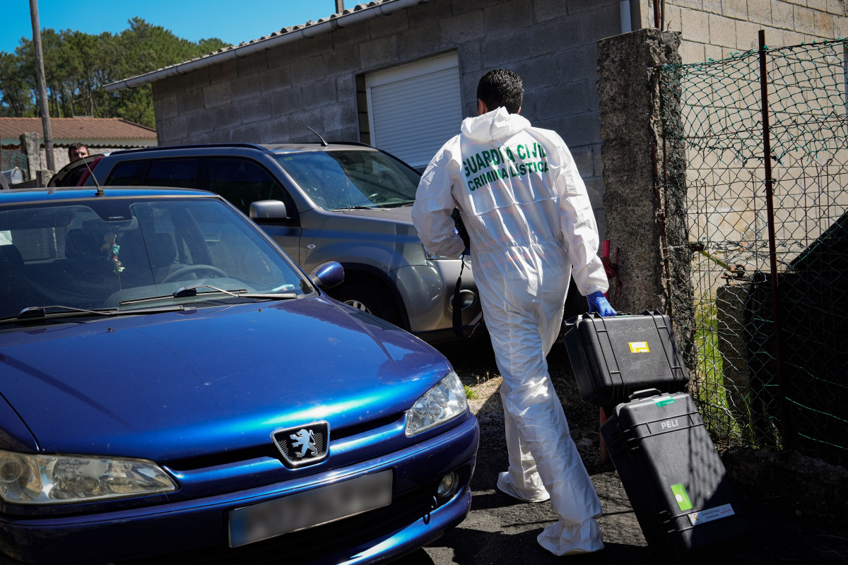 Un agente de criminalística de la Guardia Civil sale del lugar donde ha ocurrido el suceso.
