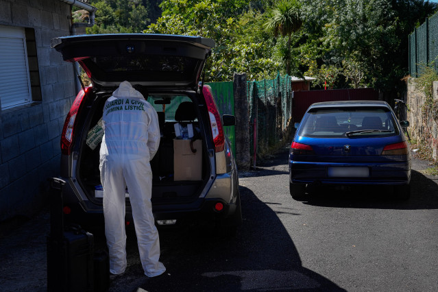 Un agente de criminalística de la Guardia Civil sale del lugar donde ha ocurrido el suceso.