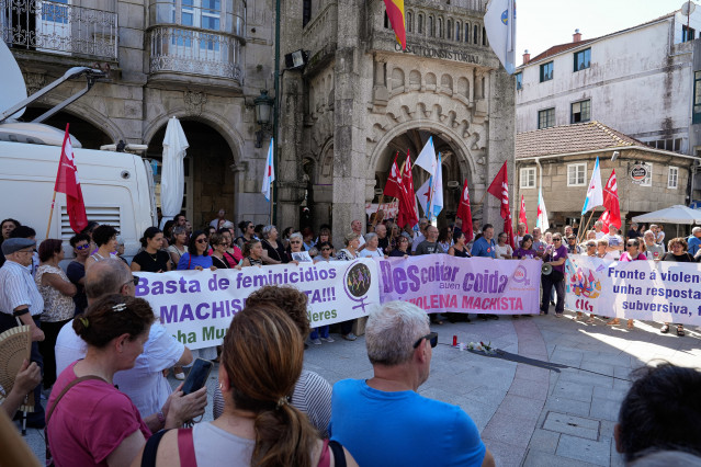 Concentración convocada por la CIG ante el Ayuntamiento de O Porriña en repulsa por el crimen de una trabajadora del Servizo de Axuda no Fogar (SAF).