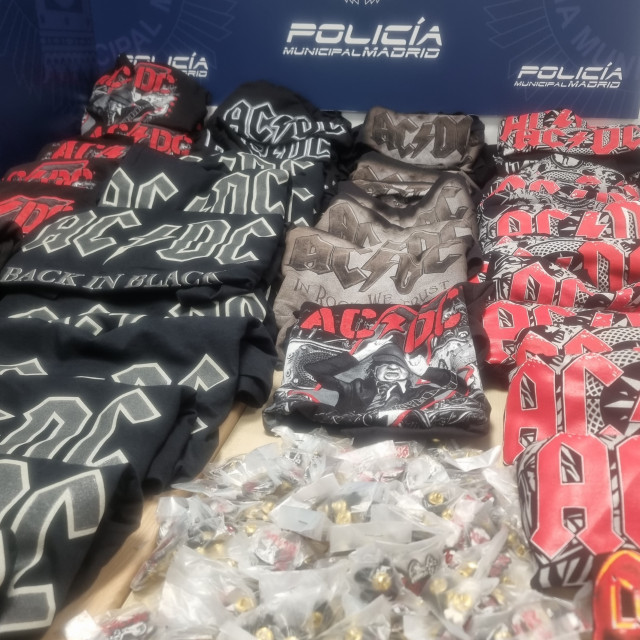 Productos falsos de la banda de rock ACDC incautados por la Policía Municipal de Madrid durante los conciertos en la capital