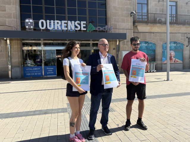 Antía Martínez, Eladio Santos y Nicolás Coba frente a la estación de trenes de Ourense