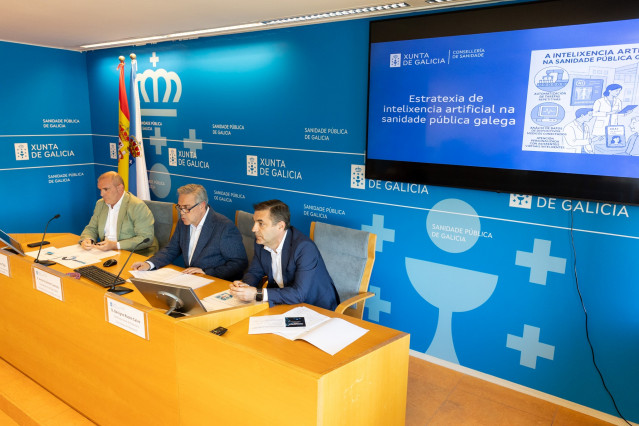 El conselleiro de Sanidade, Antonio Gómez Caamaño (centro), el director xeral de Asistencia Sanitaria, Alfredo Silva Tojo (izquierda), y el subdirector xeral de Sistemas e Tecnoloxías da Información, Benigno Rosón (derecha).