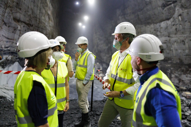 El presidente de la Xunta, Alfonso Rueda, acompañado de la conselleira de Economía e Industria, María Jesús Lorenzana, visita la mina 'A Fraguiña'