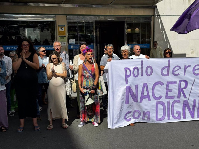 Las protestas de madres y matronas no impiden el traslado del paritorio del CHUO
