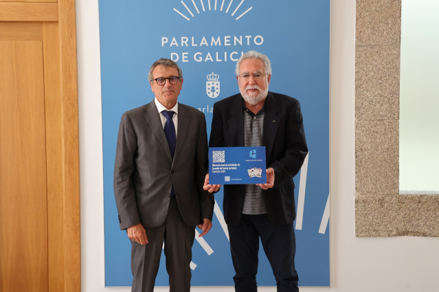 El conselleiro maior de Contas, Juan Carlos Aladro, entrega la memoria de 2024 al presidente del Parlamento, Miguel Santalices