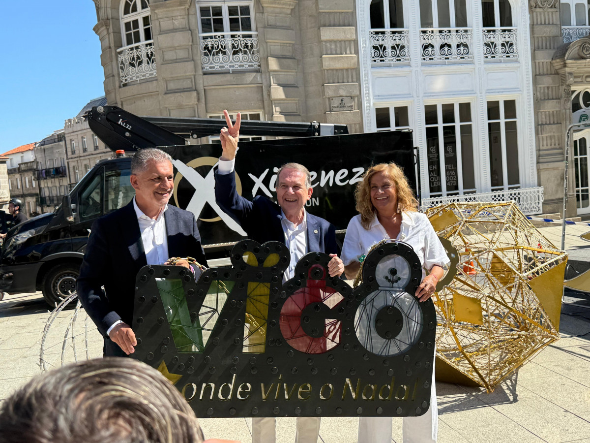 Rivas, Caballero y Silva en el inicio del montaje de las luces de Navidad de Vigo.