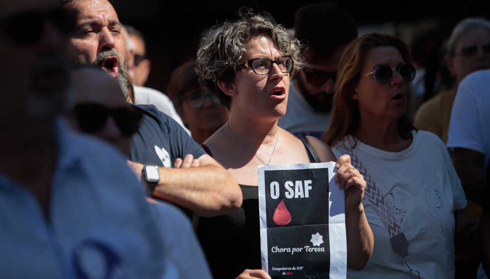 Una mujer durante una concentración ante el Ayuntamiento de O Porriño, a 30 de julio de 2025, en O Porriño, Pontevedra, Galicia (España). La CIG ha convocado una concentración tras conocerse que 