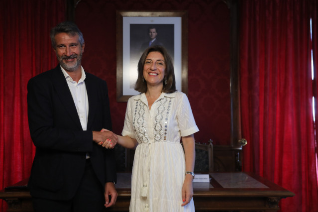 Firma de convenio de ampliación de la EDAR entre el alcalde de Vilagarcía, Alberto Varela, y la conselleira de Medio Ambiente, Ángeles Vázquez