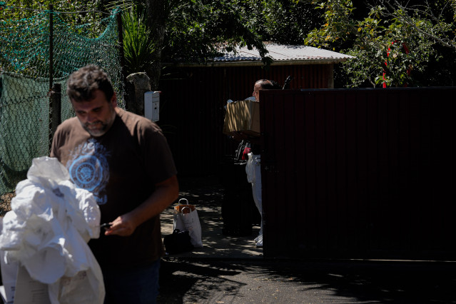 Dos agentes de criminalística de la Guardia Civil salen del lugar donde ocurrió el suceso.