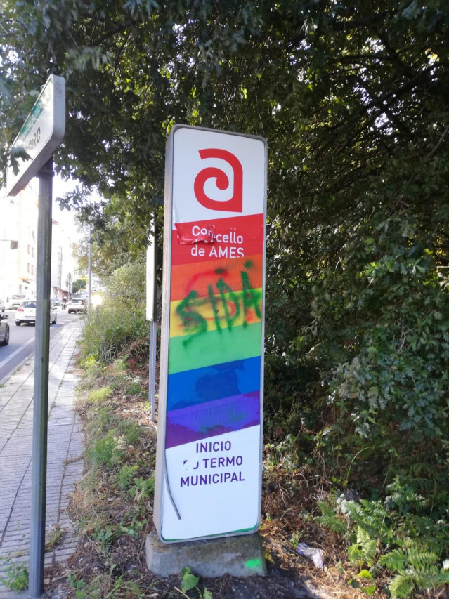 Cartel vandalizado en Ames (A Coruña), en julio de 2025 .