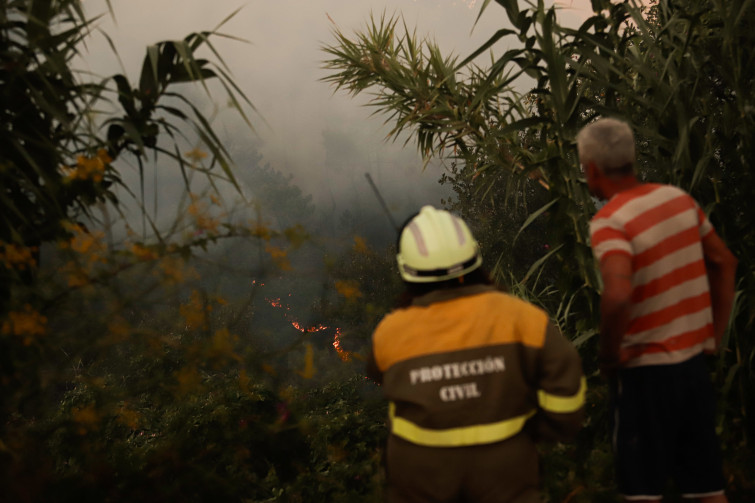 El incendio de Ponteceso obliga a evacuar una aldea mientras la UME interviene en el de Vilardevós
