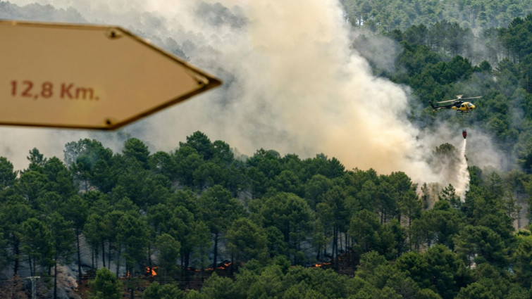 A Cañiza sufre dos incendios simultáneos que amenazan casas y superan las 100 hectáreas quemadas