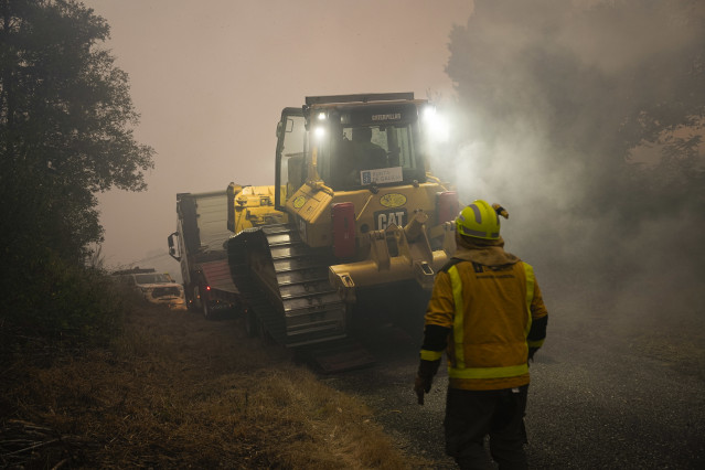 Varias personas trabajan en las labores de extinción, a 30 de julio de 2025, en A Cañiza, Pontevedra