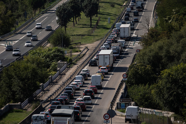 Archivo - Atasco en la autovía A5, en el inicio del Puente del Pilar, a 11 de octubre de 2023, en Madrid.