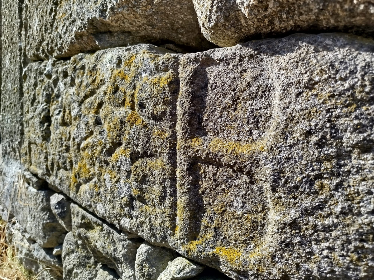 Inscripciu00f3n 1   Estela romana no muro dunha casa dunha ru00faa da Madanela