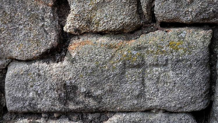 Cruz latina de brazos potenzados gravada nun sillar da edificaciu00f3n na que estu00e1 a Inscripciu00f3n de Quinta, Baltar nunha imaxe do catu00e1logo patrimonial de Altalimia