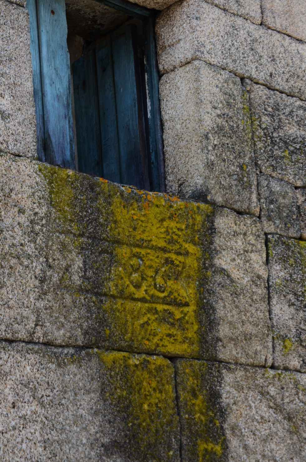 Casa grande cun grabado da probable data de construcciu00f3n en 1876 nunha foto de Rexiomontanos Tamaganos