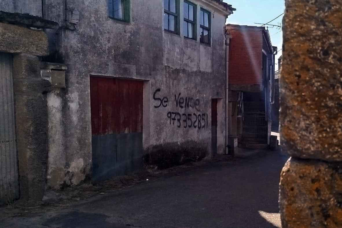 Pintada a aerosol nunha casa da Madanela en 2025