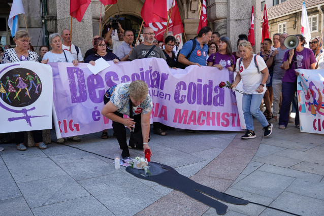Varias personas durante una concentración ante el Ayuntamiento de O Porriño convocada por la CIG.