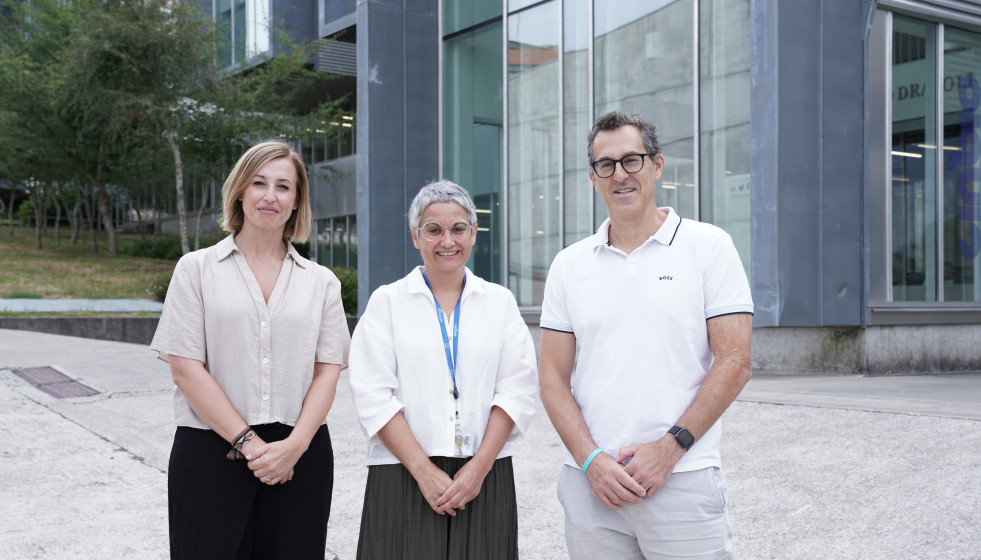 Eva Poveda, María Mayán e Miguel Correa no exterior do CINBIO