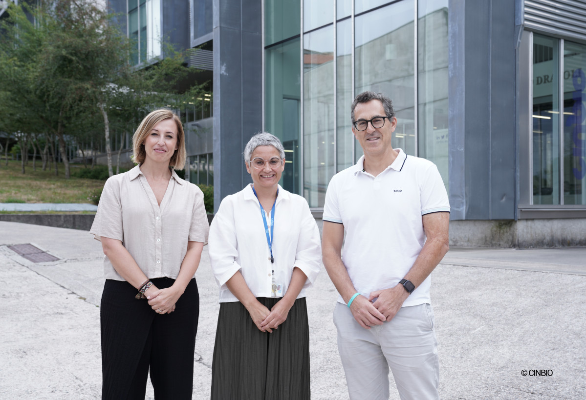 Eva Poveda, María Mayán e Miguel Correa no exterior do CINBIO