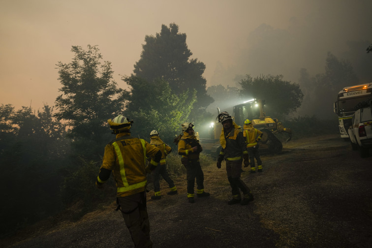 Cinco focos iniciaron el incendio de A Cañiza, que la Xunta apunta a su intencionalidad y que arrasa casi 300 ha