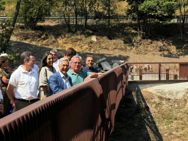 Luís Menor inaugura la nueva pasarela del embalse de Cachamuíña en Ourense
