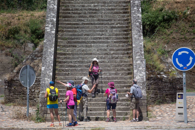 Archivo - Un grupo de peregrinos realiza el Camino de Santiago, a 15 de junio de 2021, en Portomarín, Lugo, Galicia, (España). Como consecuencia de una mejoría en la evolución de la situación epidemiológica del Covid-19 en Galicia, la Xunta ha decidido pe