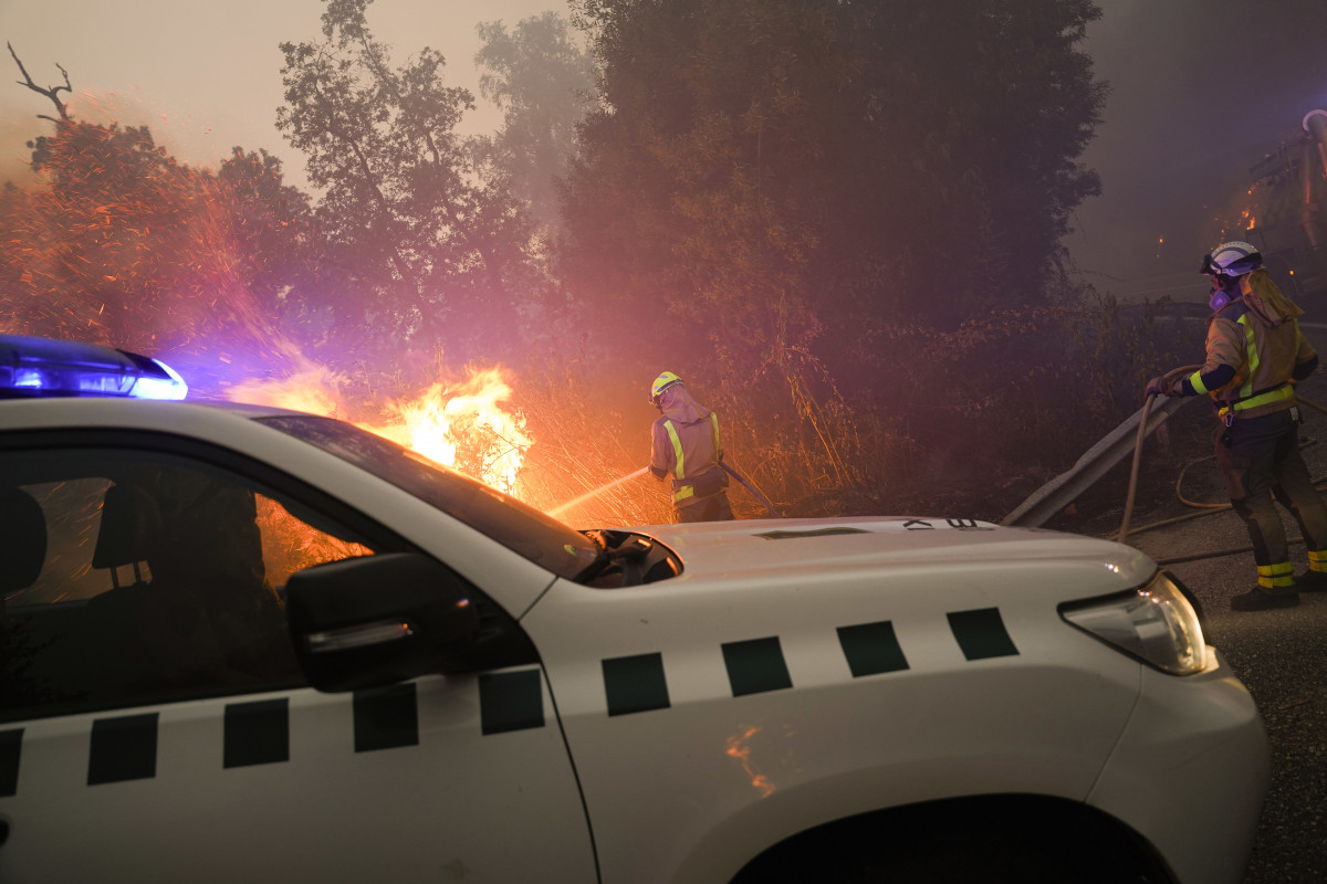 Varias personas trabajan en las labores de extinción, a 30 de julio de 2025, en A Cañiza, Pontevedra, Galicia (España). El municipio pontevedrés registra dos incendios simultáneos, que se han ini
